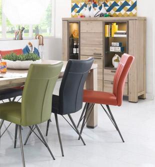Kolorowe krzesła w jadalni