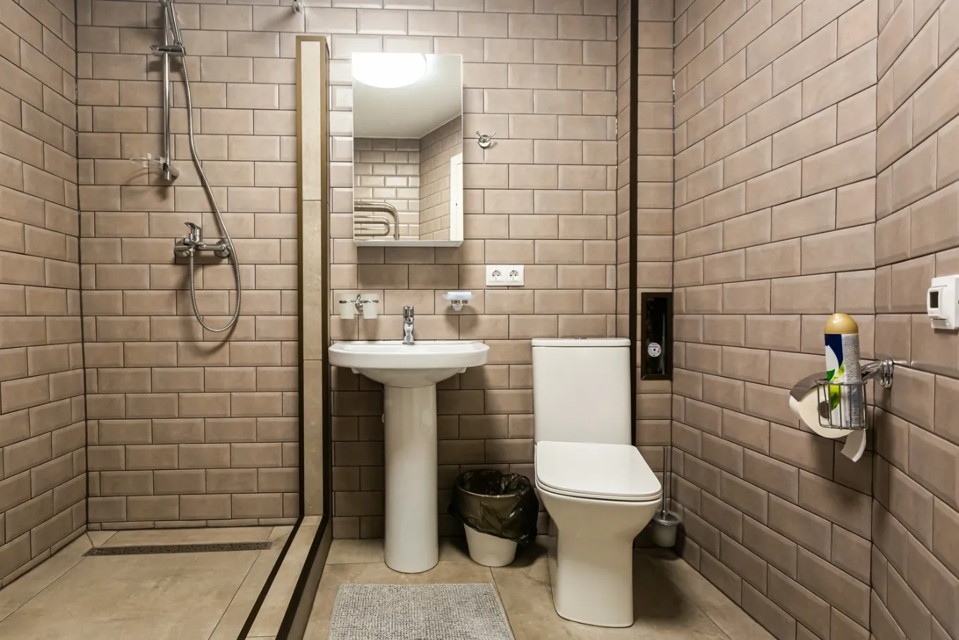 wnętrze łazienki z brązowymi płytkami