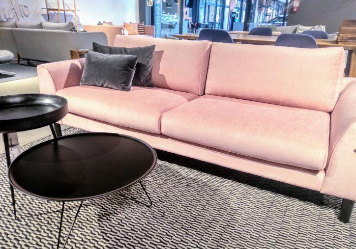 różowa sofa