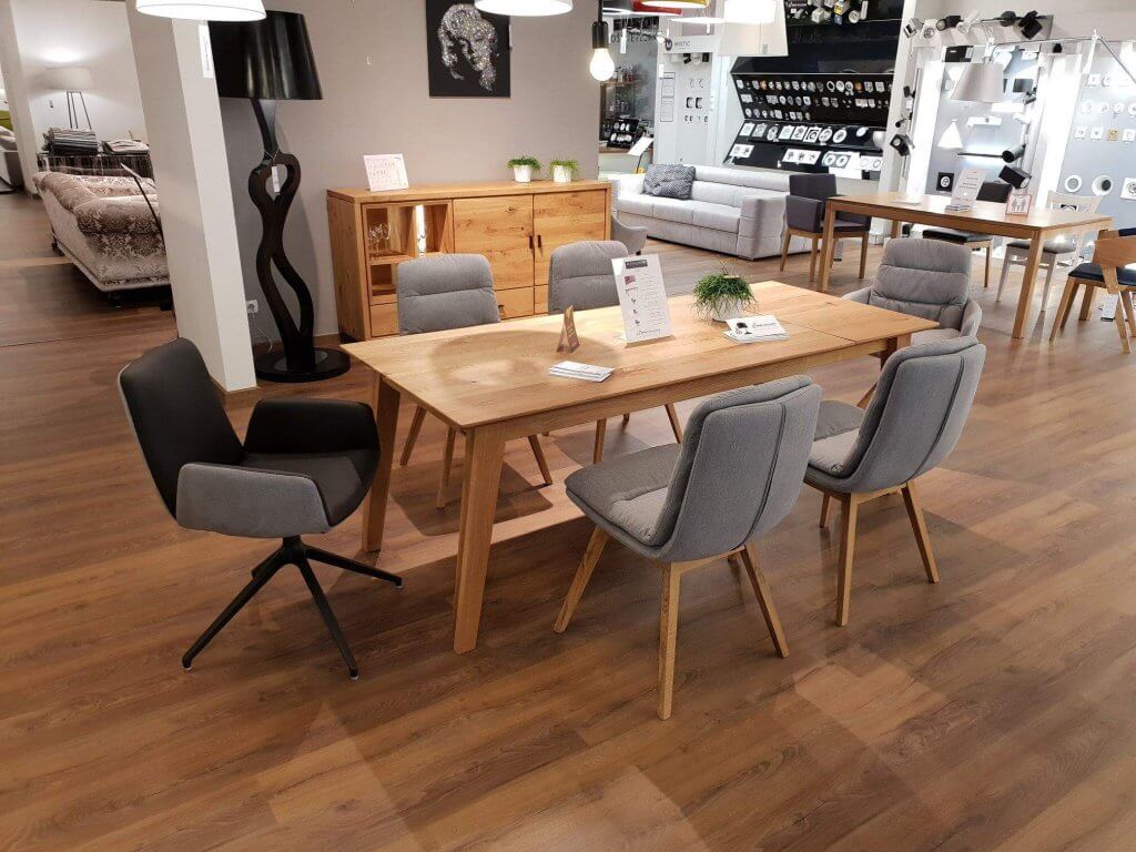 stół z drewna i krzesła