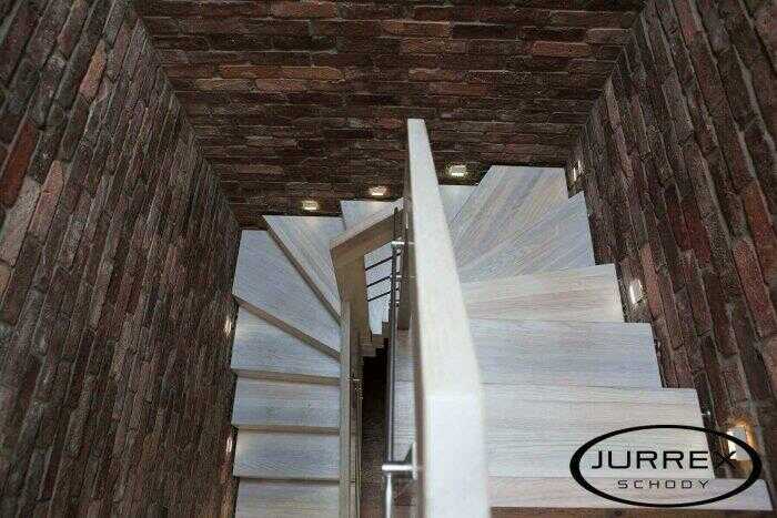 Schody spiralne z balustradą