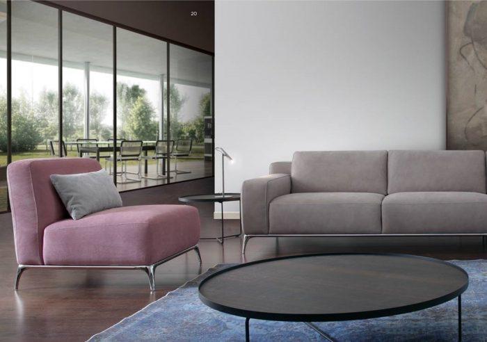 różowy fotel i sofa